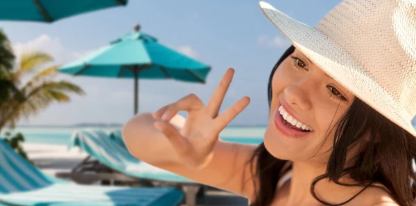 旅游和暑假 在法属波利尼西亚热带海滩背景上 戴着草帽的快乐微笑的女人表现出和平的姿态 — 图库照片