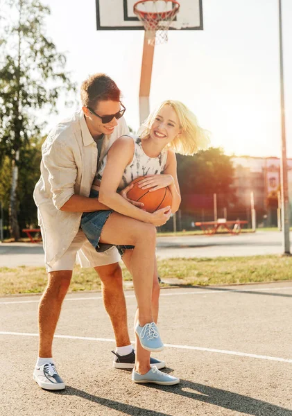 Vacances Été Sport Concept Personnes Heureux Jeune Couple Avec Balle — Photo