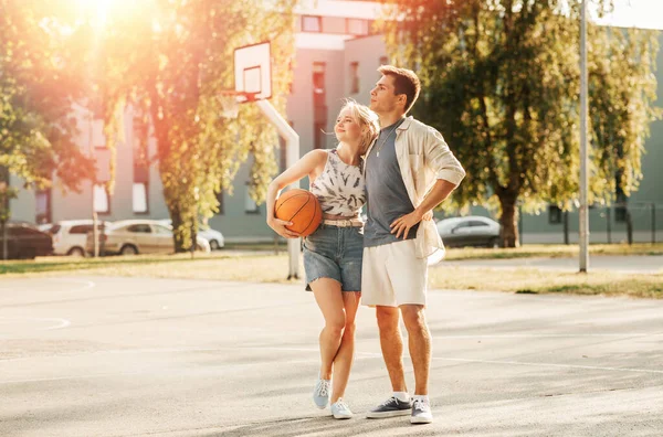 Спорт Любовь Люди Концепция Счастливая Молодая Пара Мячом Объятия Баскетбольной — стоковое фото