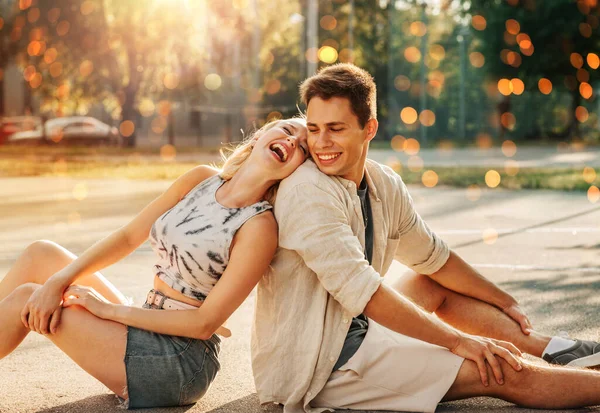 Sommerurlaub Und Menschen Konzept Glückliches Junges Paar Entspannt Auf Basketballplatz — Stockfoto