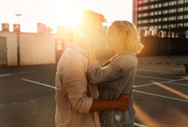 Férias Verão Amor Conceito Pessoas Feliz Jovem Casal Abraçando Telhado — Fotografia de Stock