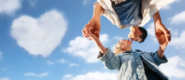 Vacaciones Verano Amor Concepto Gente Feliz Pareja Joven Tomados Mano —  Fotos de Stock