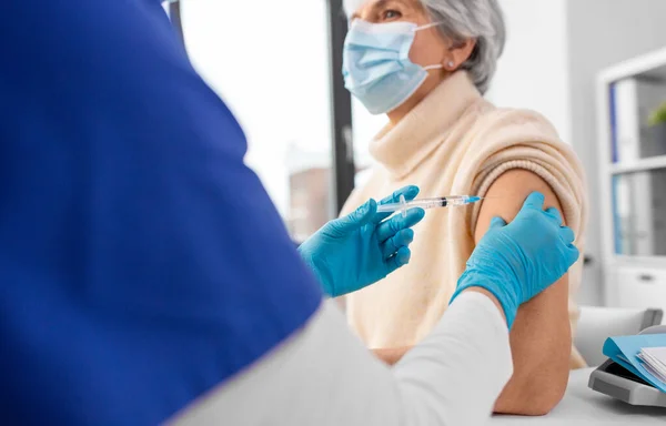 Koncept Medicíny Zdraví Očkování Zblízka Lékař Nebo Zdravotní Sestra Injekční — Stock fotografie