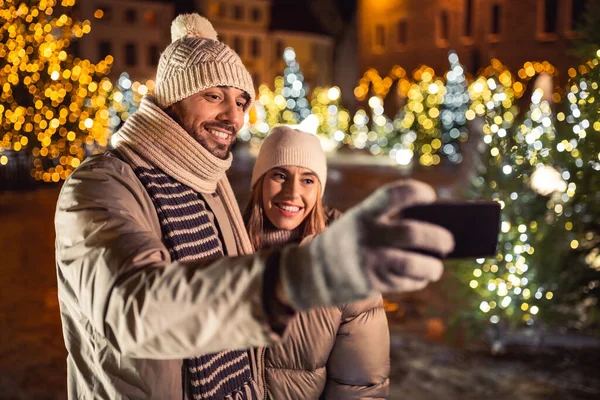 Zimní Dovolená Lidé Koncept Šťastný Usměvavý Pár Selfie Smartphone Přes — Stock fotografie