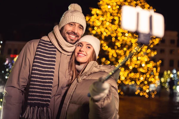 Winter Holidays People Concept Happy Smiling Couple Taking Picture Smartphone — Stockfoto