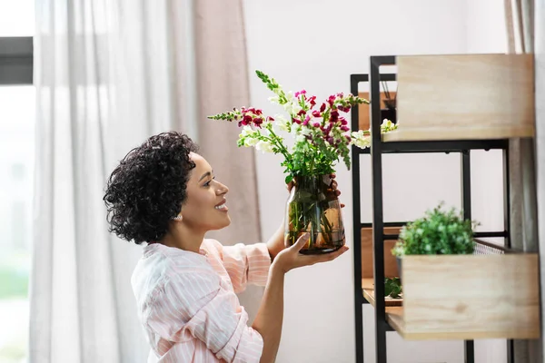 Heimwerker Dekoration Und Menschen Konzept Glücklich Lächelnde Frau Legt Blumen — Stockfoto