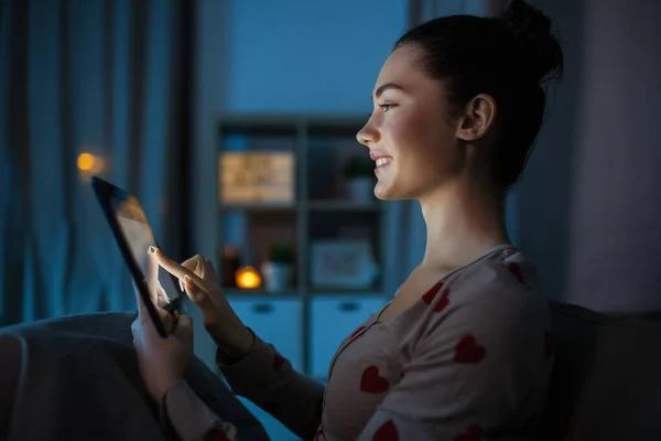 Technology Bedtime People Concept Happy Smiling Teenage Girl Tablet Computer — Stock Fotó