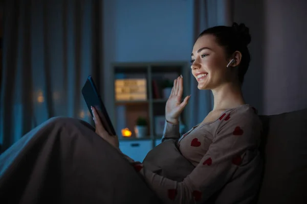 Technologie Bedtijd Mensen Concept Gelukkig Lachend Tienermeisje Met Tablet Computer — Stockfoto