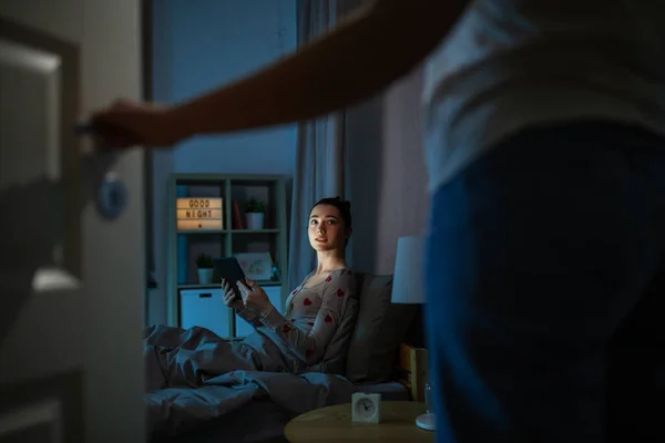 Conceito Tecnologia Hora Dormir Pessoas Adolescente Com Computador Tablet Sentado — Fotografia de Stock