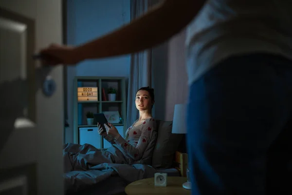 Technology Bedtime People Concept Teenage Girl Tablet Computer Sitting Bed — Stock Photo, Image