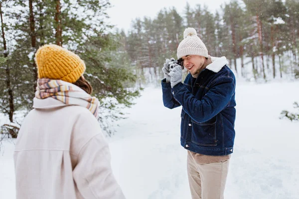 People Love Leisure Concept Happy Smiling Man Photographing Woman Winter — Stock Photo, Image