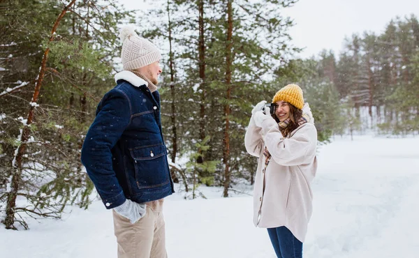 People Love Leisure Concept Happy Smiling Woman Photographing Man Winter — Zdjęcie stockowe