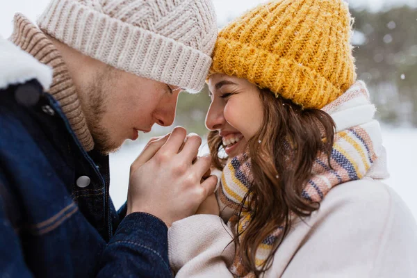 People Love Leisure Concept Close Happy Man Warming Womans Hands — Stockfoto