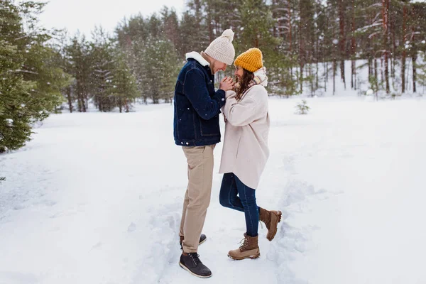 People Love Leisure Concept Happy Man Warming Womans Hands Winter — Photo