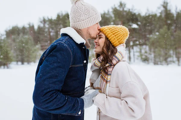 People Love Leisure Concept Happy Man Kissing Woman Forehead Winter — Photo