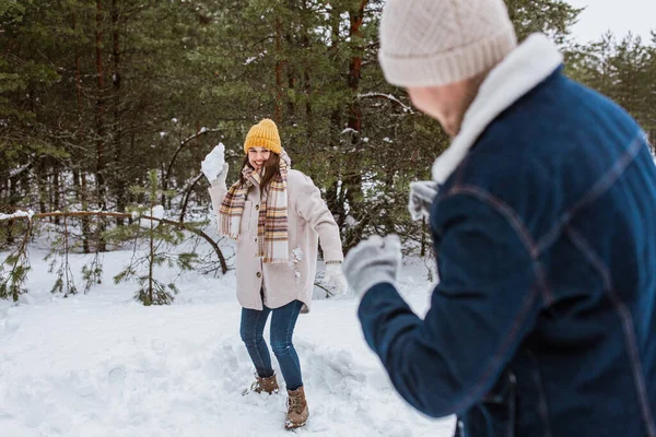 People Season Leisure Concept Happy Couple Playing Snowballs Winter Park — Photo