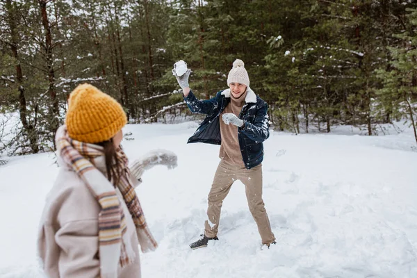 Mensen Seizoen Vrije Tijd Concept Gelukkig Paar Spelen Sneeuwballen Winterpark — Stockfoto