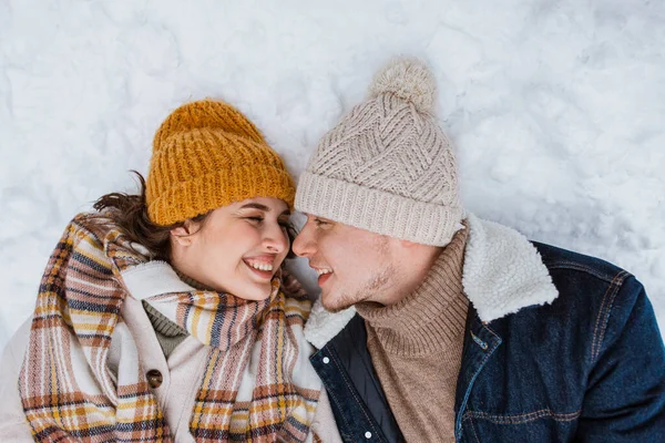 People Love Leisure Concept Happy Smiling Couple Lying Snow Winter — Foto de Stock