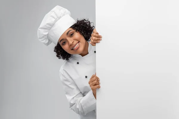 Yemek Pişirme Reklam Insanlar Konsepti Gri Arka Planda Beyaz Tahtası — Stok fotoğraf