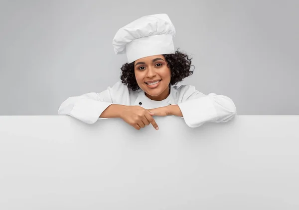 Gotowanie Reklama Koncepcja Ludzi Szczęśliwa Uśmiechnięta Kucharka Toque Białą Deską — Zdjęcie stockowe