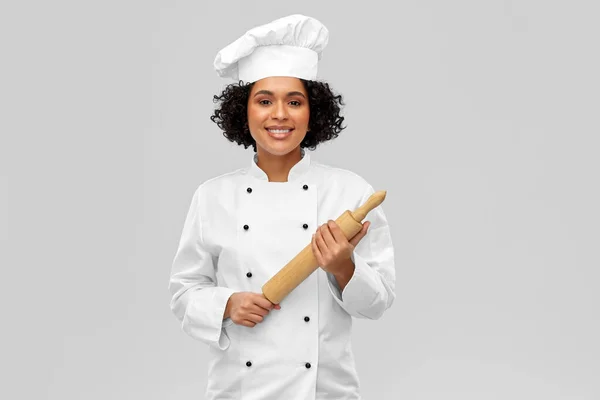 烹饪和人的概念 笑容满面的女厨师 穿着燕尾服或烘焙蛋糕 灰色背景上挂着滚动式别针 — 图库照片