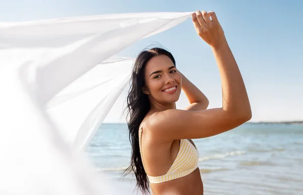 Nsanlar Yaz Mayo Konsepti Mutlu Gülümseyen Bikinili Genç Kadın Plajda — Stok fotoğraf