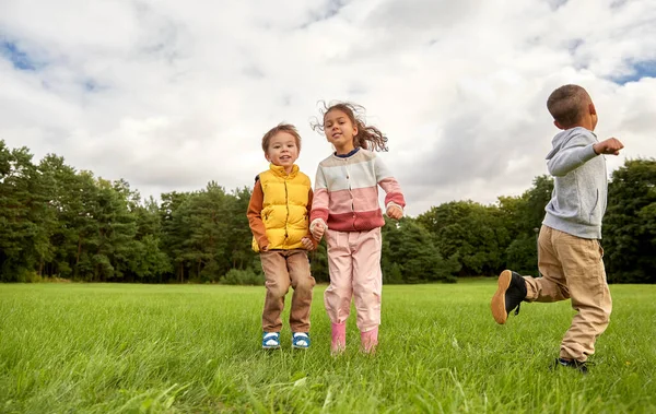 Concepto Infancia Ocio Gente Grupo Niños Felices Jugando Saltando Parque — Foto de Stock