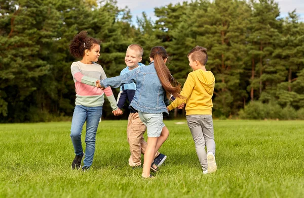 Kindheits Freizeit Und Personenkonzept Gruppe Fröhlicher Kinder Spielt Reigen Park — Stockfoto