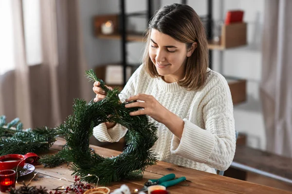 Zimowe Wakacje Diy Koncept Hobby Szczęśliwa Uśmiechnięta Kobieta Gałązkami Jodły — Zdjęcie stockowe