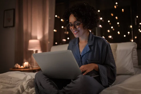 Tecnología Hora Acostarse Concepto Descanso Mujer Sonriente Feliz Pijama Con —  Fotos de Stock