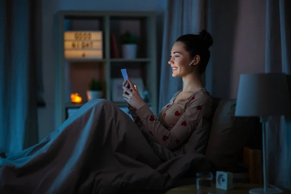 Tecnología Hora Acostarse Concepto Gente Feliz Adolescente Sonriente Con Teléfono — Foto de Stock