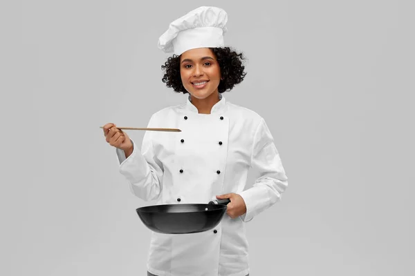 食物烹调 烹饪和人的概念 快乐的微笑女厨师与油锅灰色背景 — 图库照片
