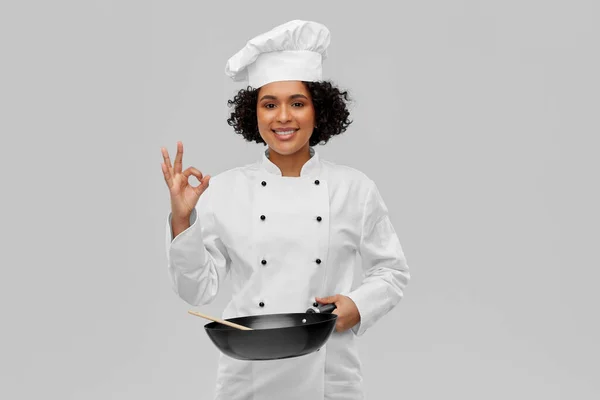 Кулинарная Человеческая Концепция Счастливая Улыбающаяся Женщина Повар Жареной Сковородкой Показывающая — стоковое фото