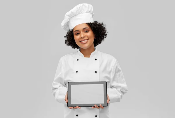 烹饪和人的概念 笑容满面的女厨师 身穿薄荷糖和夹克衫 灰色背景上有平板电脑 — 图库照片