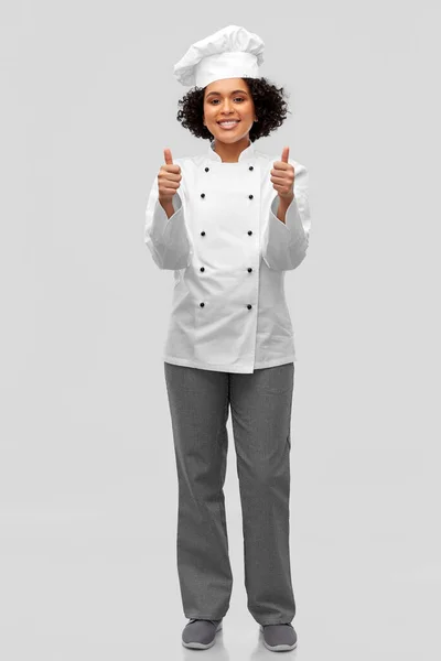 Yemek Pişirme Jest Insan Konsepti Beyaz Ceketli Gülümseyen Kadın Aşçı — Stok fotoğraf