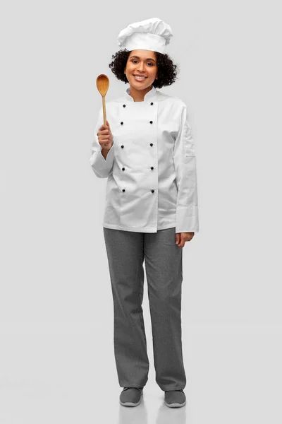 料理と料理と人のコンセプト 灰色の背景に木製のスプーンでトークの幸せな笑顔の女性シェフ — ストック写真