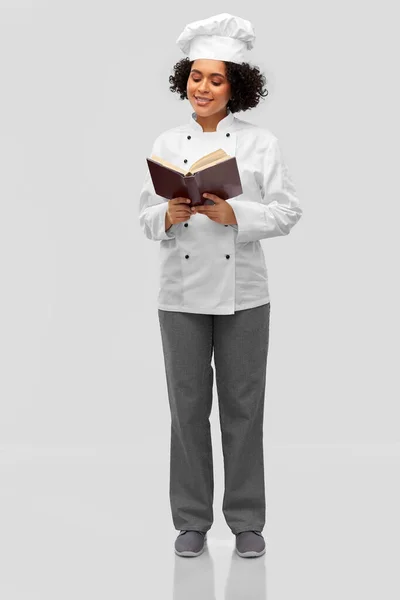 Cocina Culinaria Concepto Gente Feliz Cocinera Sonriente Toque Blanco Lectura — Foto de Stock