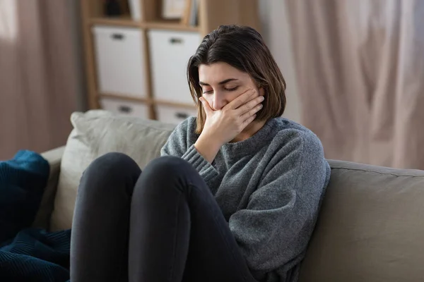 Ruh Sağlığı Psikolojik Sorun Depresyon Kavramı Evdeki Kanepede Oturan Stresli — Stok fotoğraf