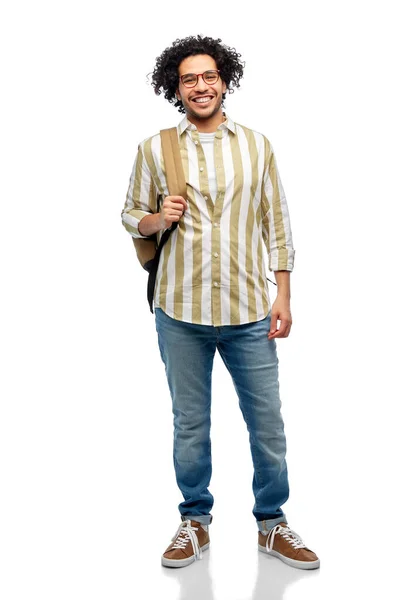 Путешествия Мода Образовательная Концепция Счастливый Улыбающийся Мужчина Очках Рюкзаком Белом — стоковое фото