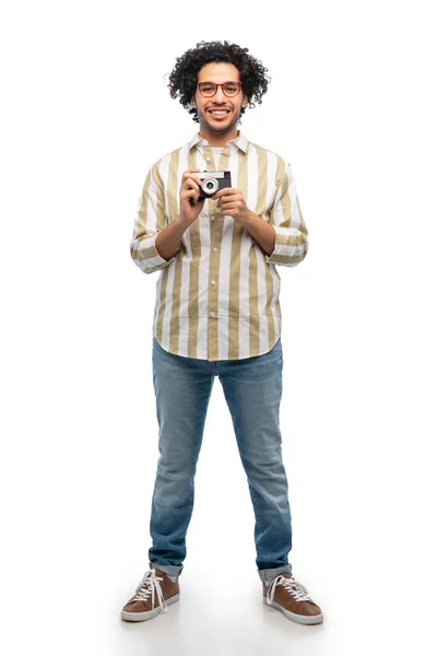 人和概念 戴着白色背景照相机的眼镜快乐地微笑着的男人或摄影师 — 图库照片