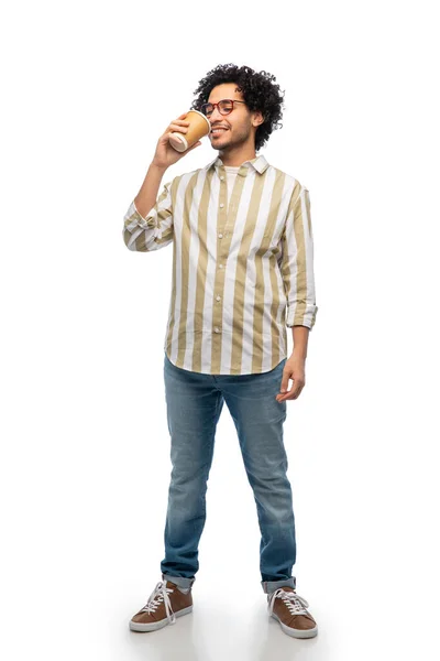 喝酒和人的概念 戴着眼镜 背景为白色的外卖咖啡杯的年轻人 — 图库照片