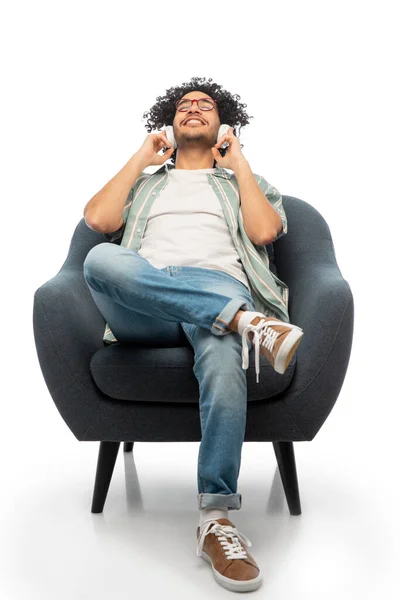 Люди Технологическая Концепция Счастливый Улыбающийся Молодой Человек Наушниках Очках Сидит — стоковое фото