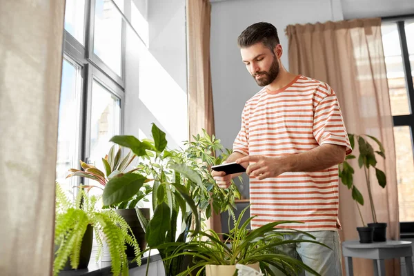 Technik Menschen Und Internetkonzept Mann Mit Smartphone Und Blumen Hause — Stockfoto