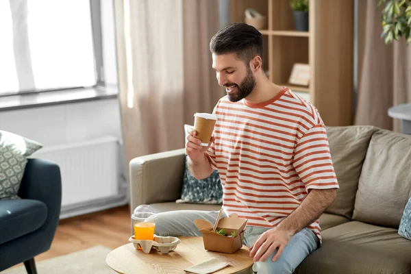 Consumo Entrega Concepto Personas Hombre Sonriente Con Comida Para Llevar — Foto de Stock