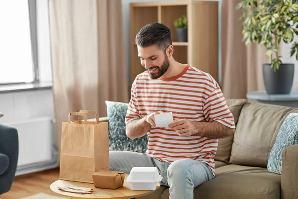 Comunicação Lazer Conceito Pessoas Homem Sorridente Feliz Com Verificação Conta — Fotografia de Stock