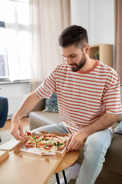 Entrega Alimentos Consumo Concepto Personas Caja Apertura Hombre Feliz Comer — Foto de Stock