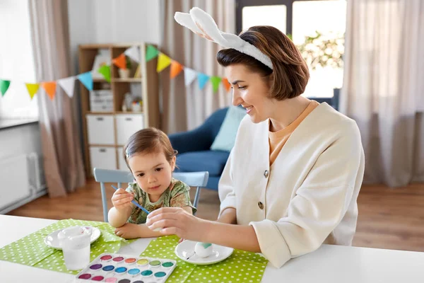 Vacanze Famiglia Persone Concetto Madre Felice Bambina Colorare Uova Pasqua — Foto Stock