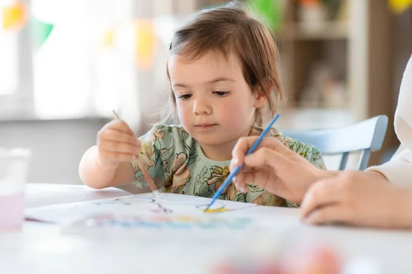 Conceito Infância Arte Lazer Pequena Menina Desenho Casa Jardim Infância — Fotografia de Stock