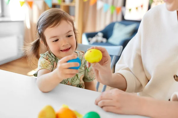 Holidays Family People Concept Happy Little Baby Daughter Mother Tapping — Foto Stock