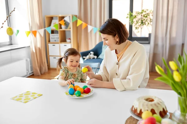 Vacanze Famiglia Concetto Persone Madre Felice Bambina Con Uova Pasqua — Foto Stock